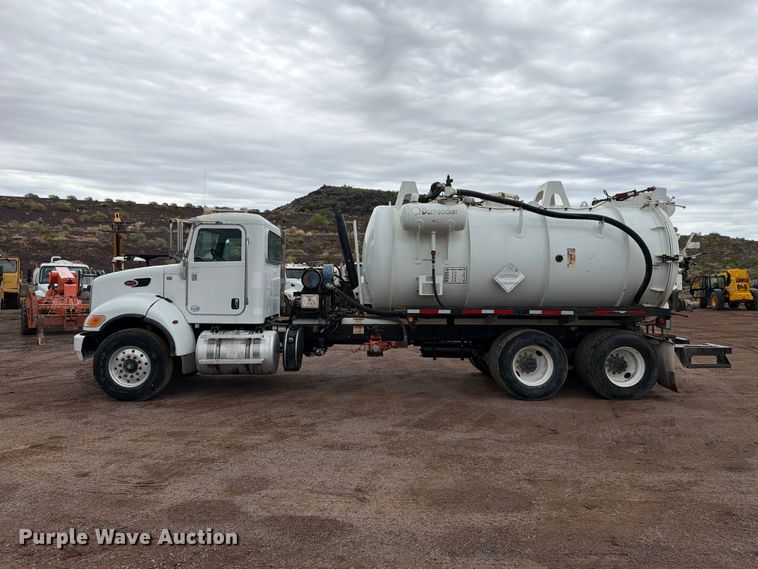 image for item FI2032 2013 Peterbilt 348 hydrovac truck