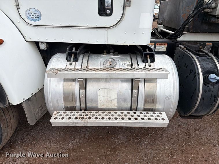 image for item FI2032 2013 Peterbilt 348 hydrovac truck