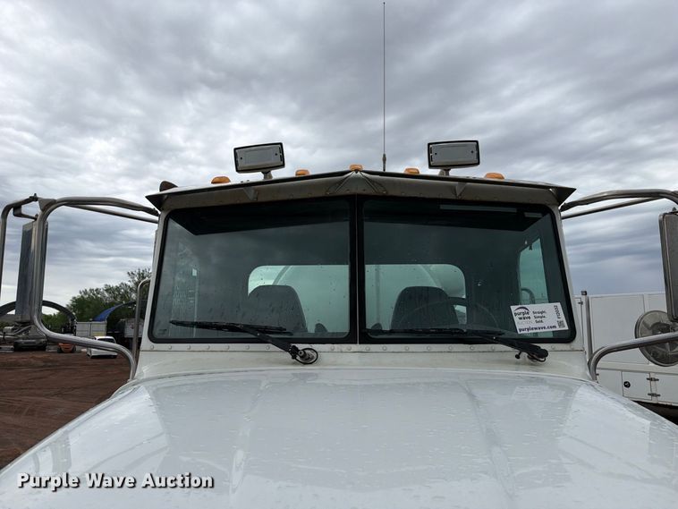 image for item FI2032 2013 Peterbilt 348 hydrovac truck