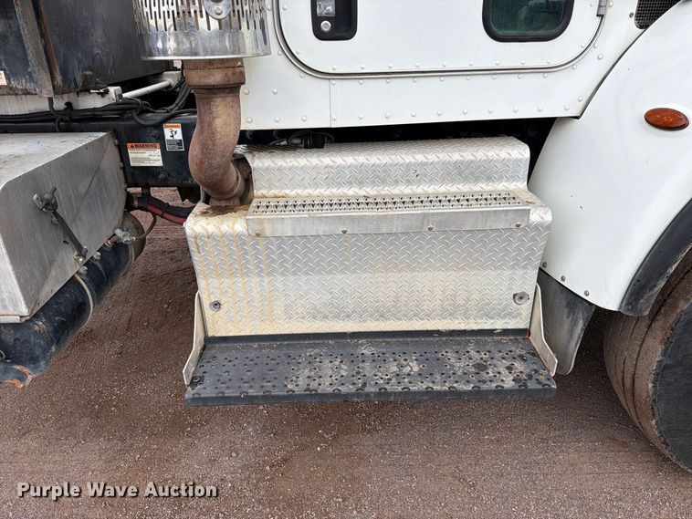 image for item FI2032 2013 Peterbilt 348 hydrovac truck