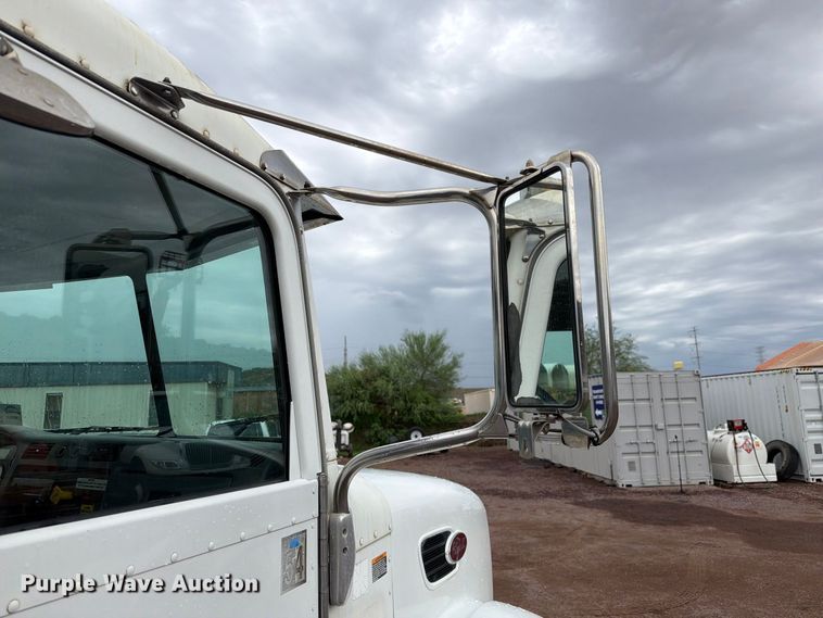 image for item FI2032 2013 Peterbilt 348 hydrovac truck