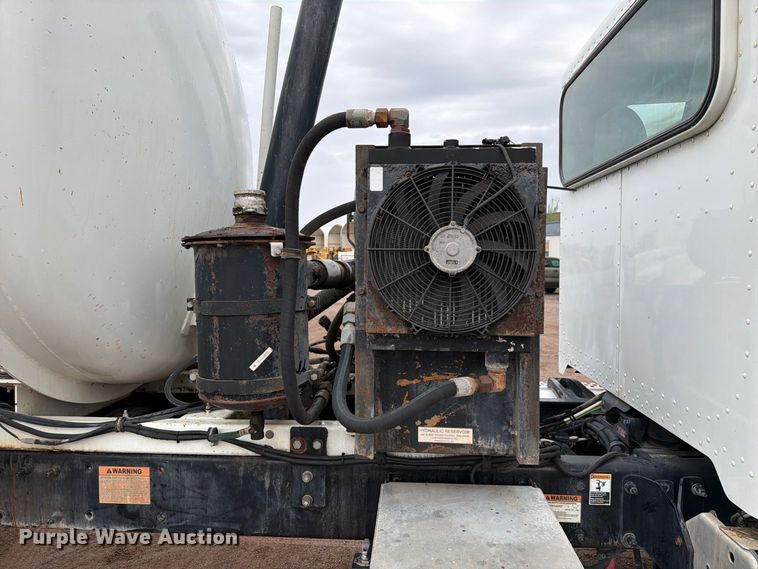 image for item FI2032 2013 Peterbilt 348 hydrovac truck