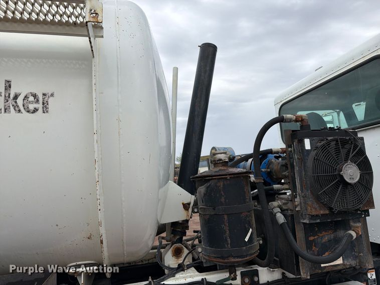 image for item FI2032 2013 Peterbilt 348 hydrovac truck