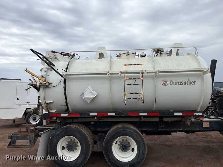 image for item FI2032 2013 Peterbilt 348 hydrovac truck
