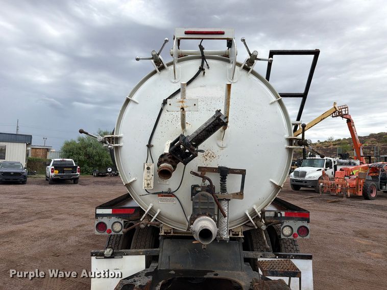 image for item FI2032 2013 Peterbilt 348 hydrovac truck