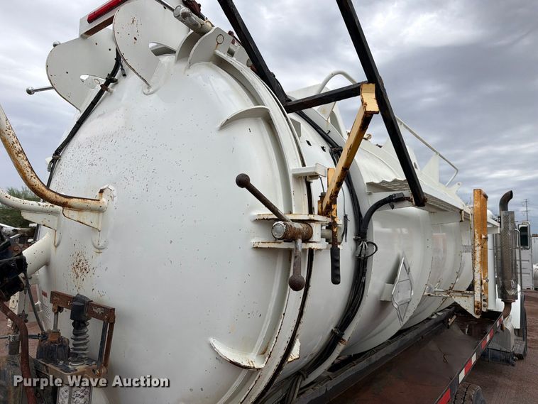 image for item FI2032 2013 Peterbilt 348 hydrovac truck
