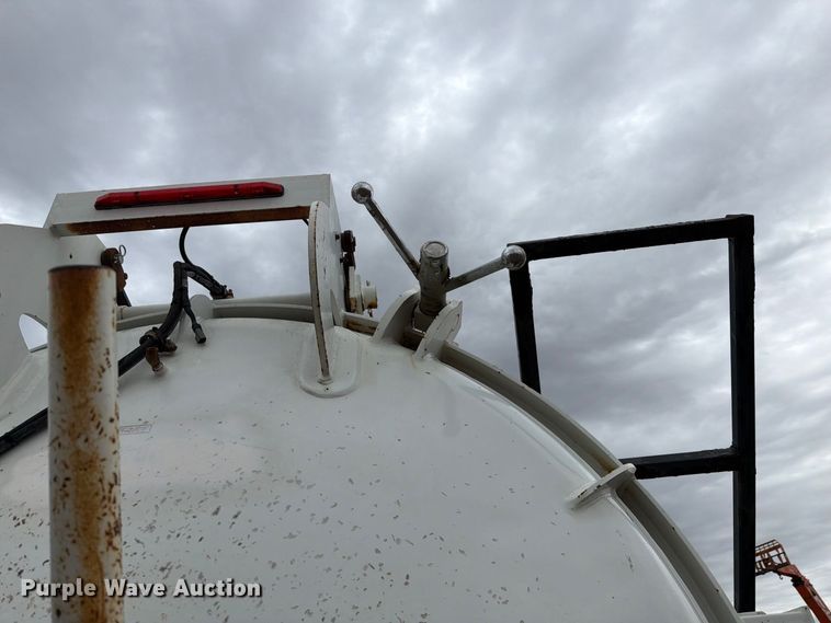 image for item FI2032 2013 Peterbilt 348 hydrovac truck