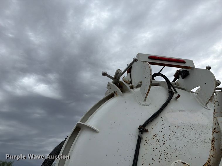 image for item FI2032 2013 Peterbilt 348 hydrovac truck