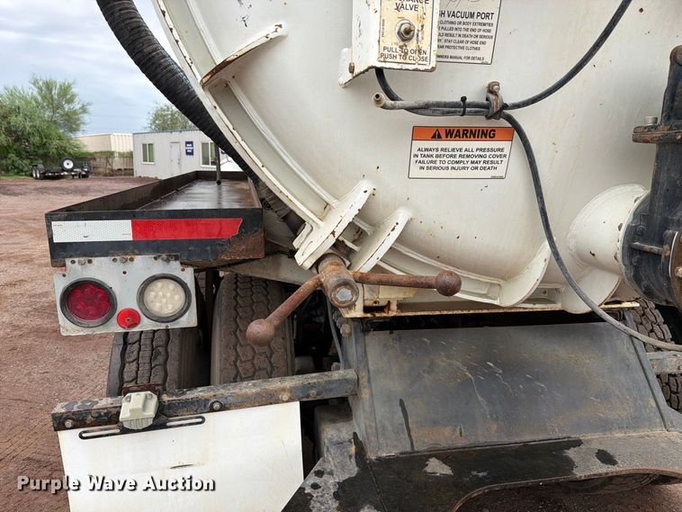 image for item FI2032 2013 Peterbilt 348 hydrovac truck