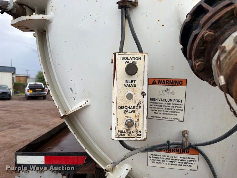 image for item FI2032 2013 Peterbilt 348 hydrovac truck