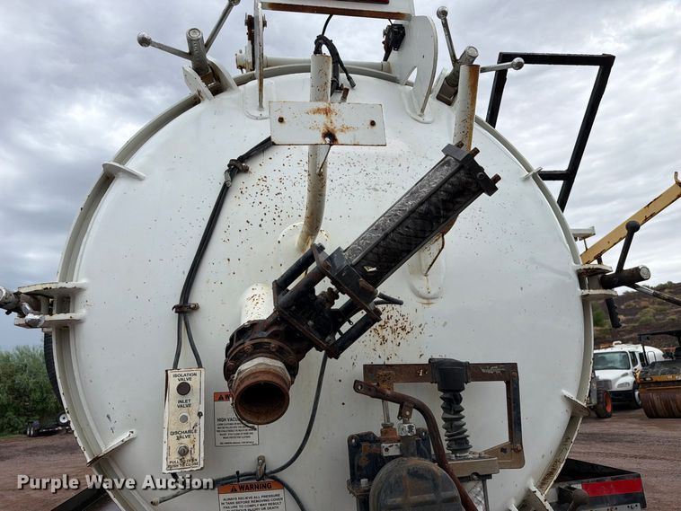 image for item FI2032 2013 Peterbilt 348 hydrovac truck