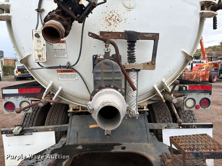 image for item FI2032 2013 Peterbilt 348 hydrovac truck