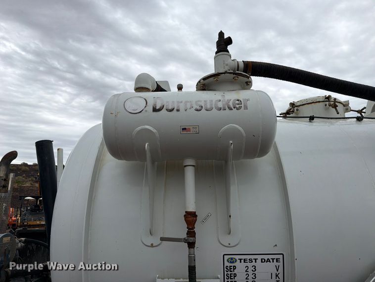 image for item FI2032 2013 Peterbilt 348 hydrovac truck