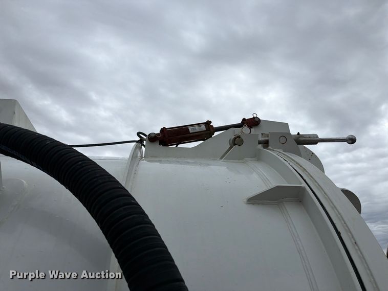 image for item FI2032 2013 Peterbilt 348 hydrovac truck