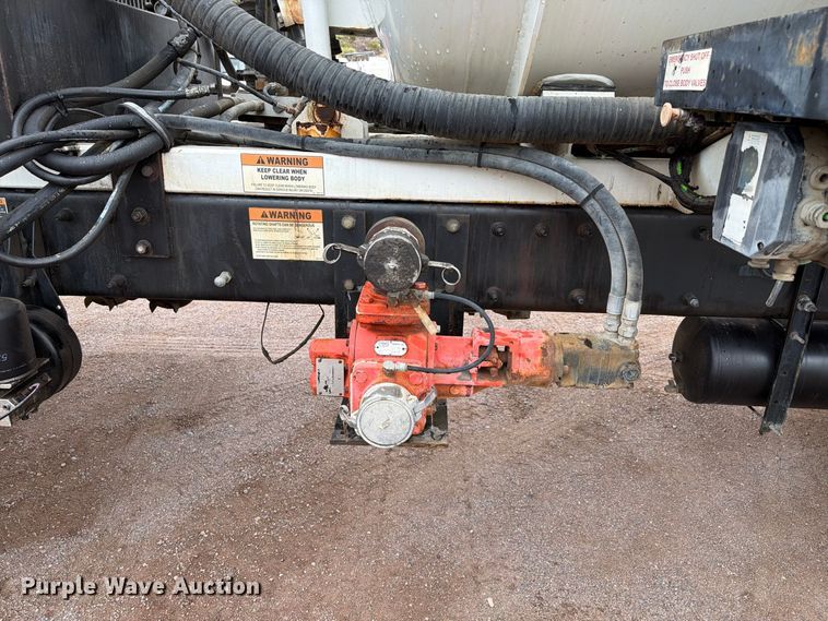 image for item FI2032 2013 Peterbilt 348 hydrovac truck