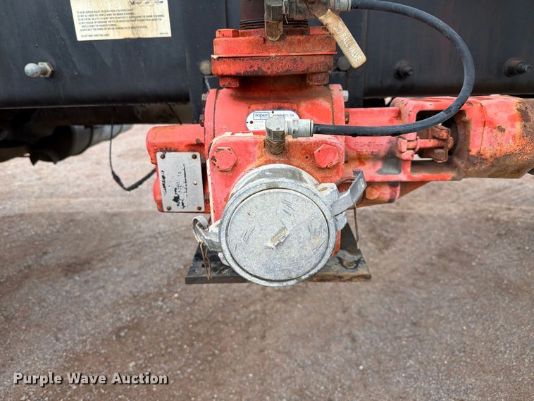 image for item FI2032 2013 Peterbilt 348 hydrovac truck