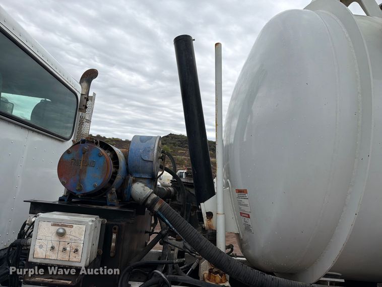 image for item FI2032 2013 Peterbilt 348 hydrovac truck