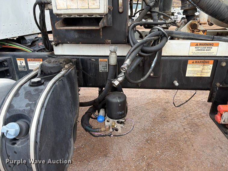 image for item FI2032 2013 Peterbilt 348 hydrovac truck