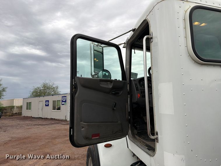 image for item FI2032 2013 Peterbilt 348 hydrovac truck