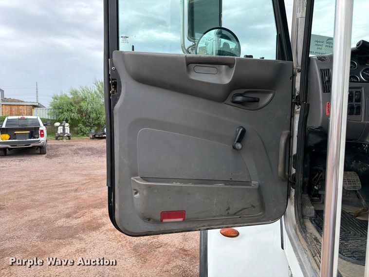 image for item FI2032 2013 Peterbilt 348 hydrovac truck