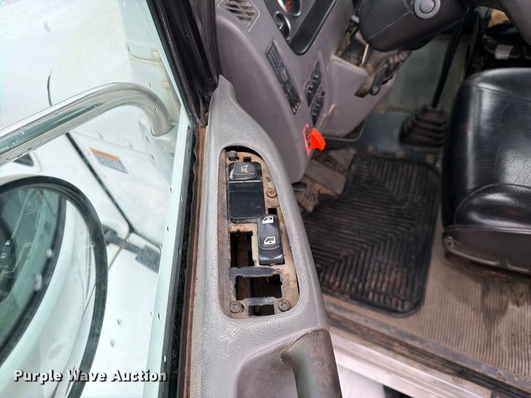 image for item FI2032 2013 Peterbilt 348 hydrovac truck
