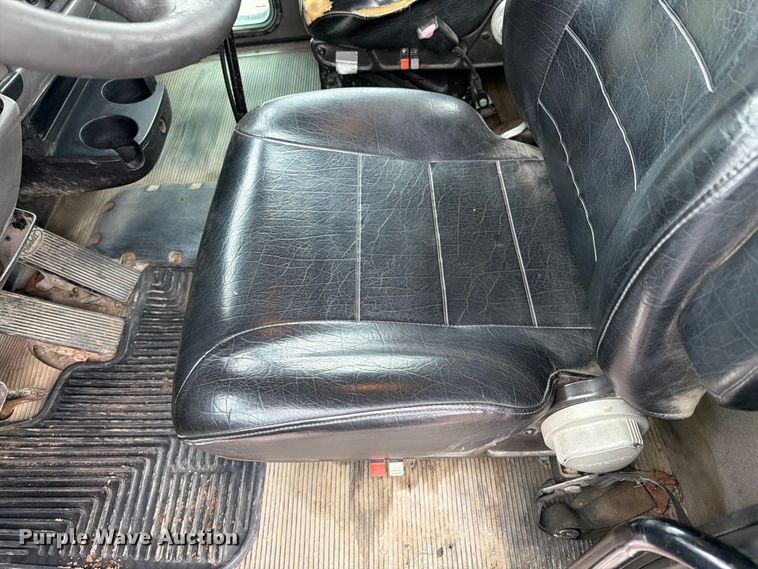 image for item FI2032 2013 Peterbilt 348 hydrovac truck
