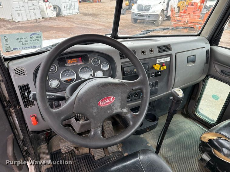 image for item FI2032 2013 Peterbilt 348 hydrovac truck