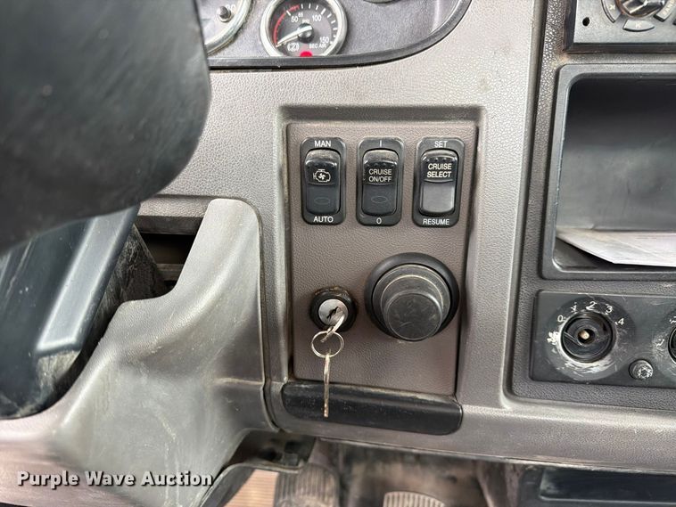 image for item FI2032 2013 Peterbilt 348 hydrovac truck