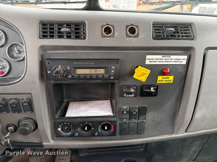 image for item FI2032 2013 Peterbilt 348 hydrovac truck