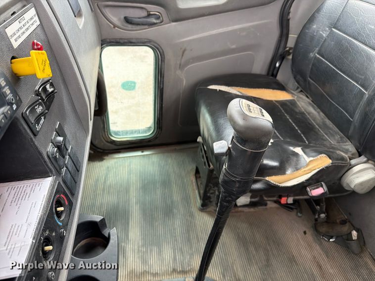 image for item FI2032 2013 Peterbilt 348 hydrovac truck