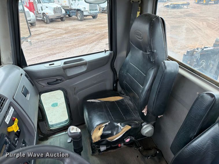 image for item FI2032 2013 Peterbilt 348 hydrovac truck