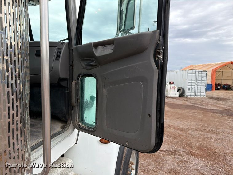 image for item FI2032 2013 Peterbilt 348 hydrovac truck