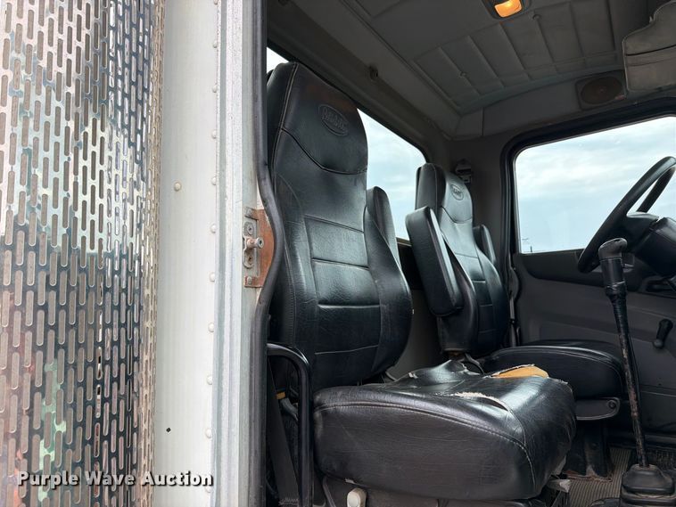 image for item FI2032 2013 Peterbilt 348 hydrovac truck