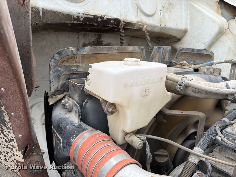 image for item FI2032 2013 Peterbilt 348 hydrovac truck