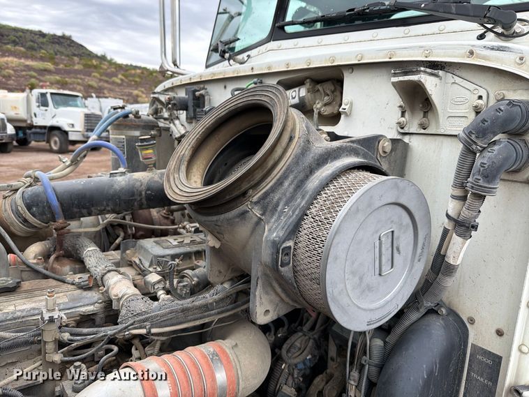 image for item FI2032 2013 Peterbilt 348 hydrovac truck