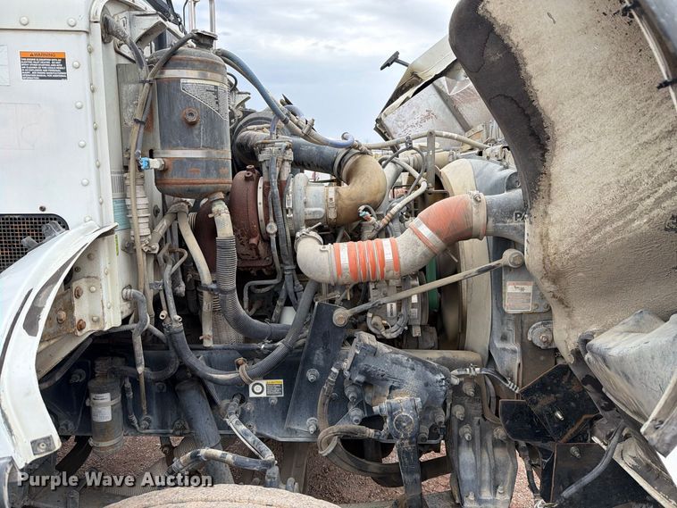 image for item FI2032 2013 Peterbilt 348 hydrovac truck