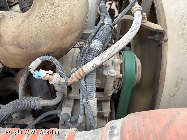 image for item FI2032 2013 Peterbilt 348 hydrovac truck