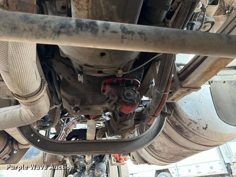 image for item FI2032 2013 Peterbilt 348 hydrovac truck