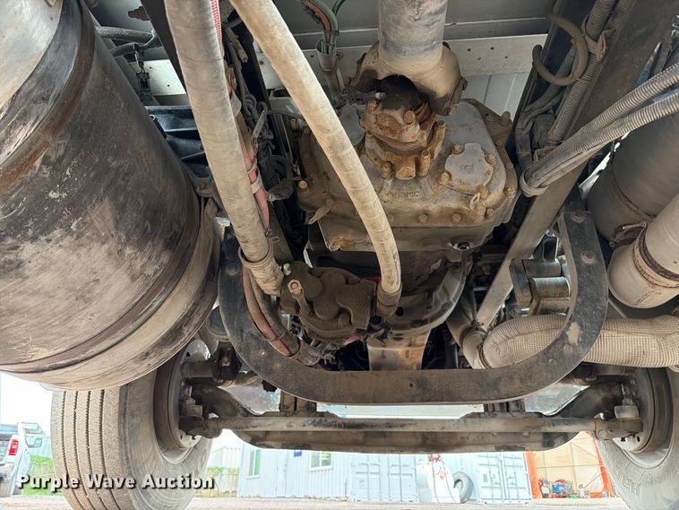 image for item FI2032 2013 Peterbilt 348 hydrovac truck