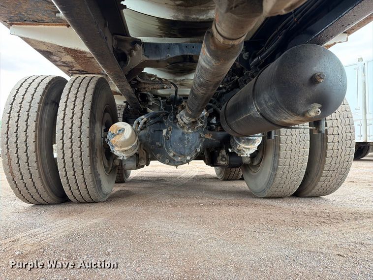 image for item FI2032 2013 Peterbilt 348 hydrovac truck