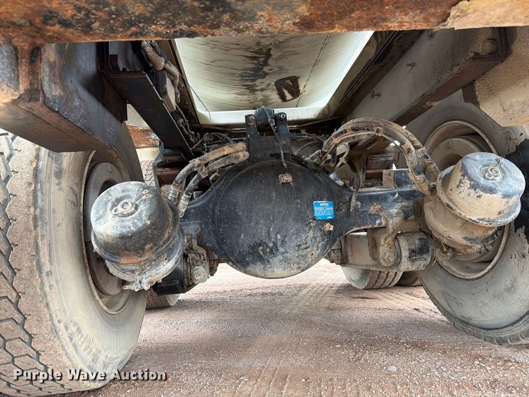 image for item FI2032 2013 Peterbilt 348 hydrovac truck