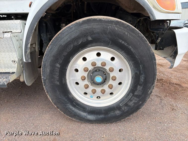 image for item FI2032 2013 Peterbilt 348 hydrovac truck