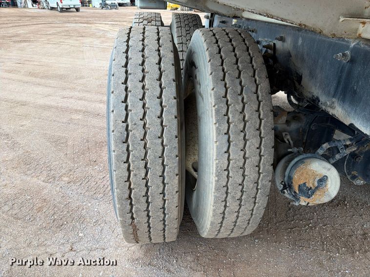 image for item FI2032 2013 Peterbilt 348 hydrovac truck