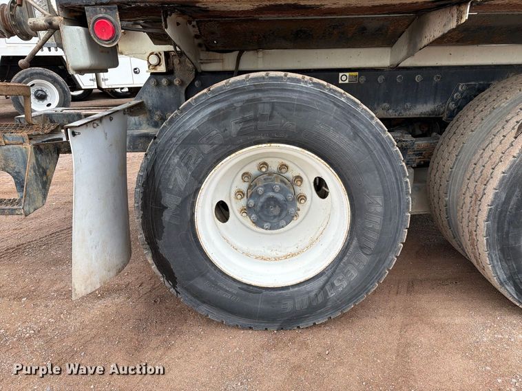 image for item FI2032 2013 Peterbilt 348 hydrovac truck