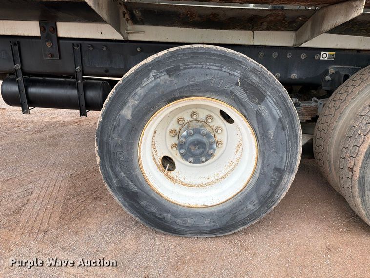 image for item FI2032 2013 Peterbilt 348 hydrovac truck