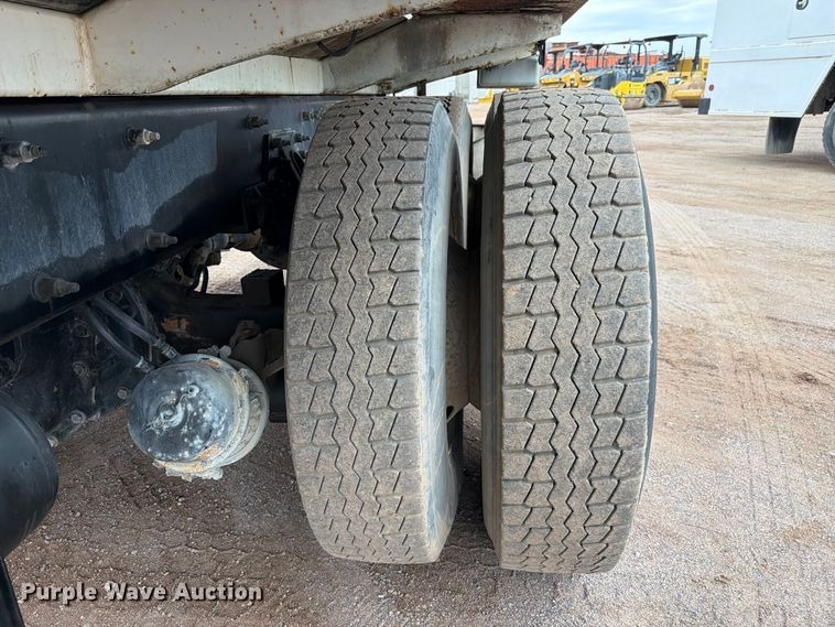 image for item FI2032 2013 Peterbilt 348 hydrovac truck