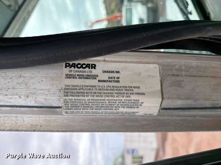 image for item FI2032 2013 Peterbilt 348 hydrovac truck