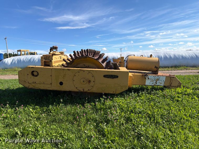 image for item FJ0530 Tampo VC-250 sheepsfoot vibratory roller