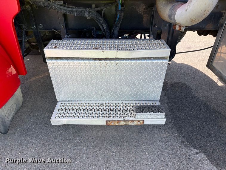 image for item FJ2013 2005 Peterbilt 357 dump truck