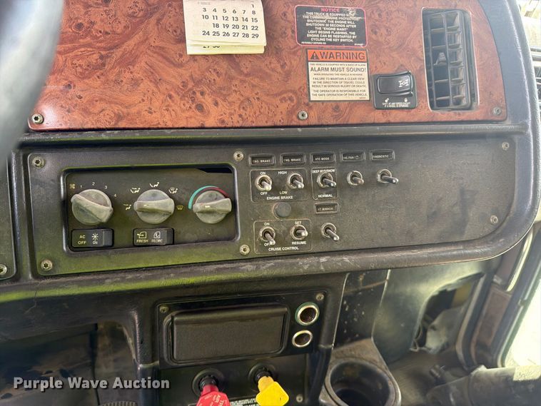 image for item FJ2013 2005 Peterbilt 357 dump truck